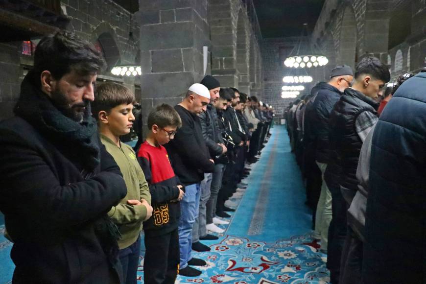 Diyarbakır'da ramazan ayının ilk teravih namazı kılındı