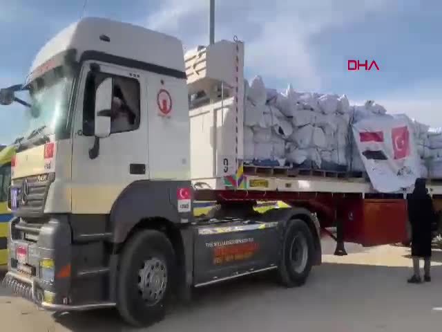 ANKARA - AFAD'ın çadır ve battaniye yüklü yardım TIR'ları, Refah sınır kapısından geçerek Gazze’ye giriş yaptı