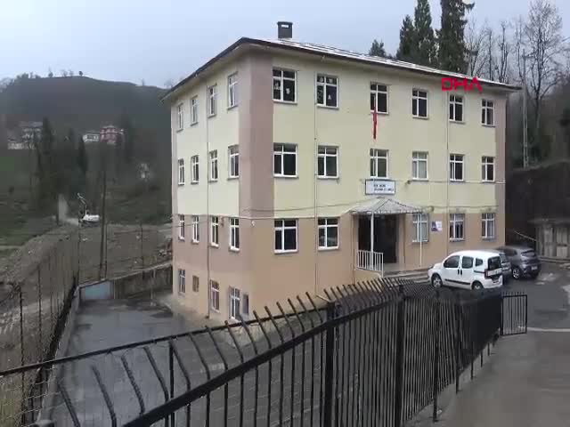 RİZE'de bahçede ve beton zemininde çökmeler oluşan okulda eğitime ara