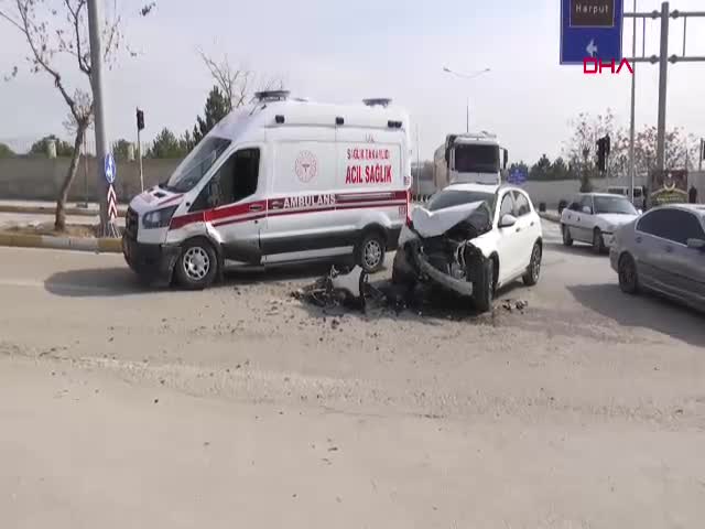 ELAZIĞ'da ambulans ve otomobil çarpıştı: 2 yaralı