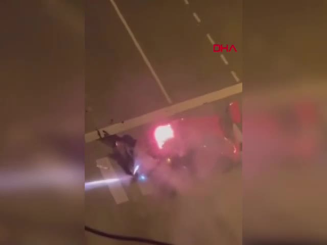 DİYARBAKIR'da refüje çarpan otomobil alev aldı; o anlar kamerada
