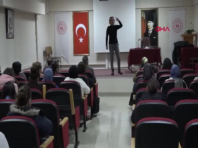 ESKİŞEHİR - 2 yıl sonra mesleğine dönen depremzede öğretmen, işaret dili eğitimi veriyor