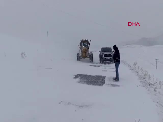 VAN - Van'da kar yağışı; karda mahsur kalan araçlar ekipler tarafından kurtarıldı