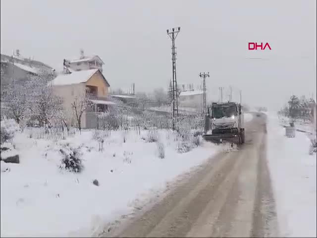 MERSİN 'de kar küreme, tuzlama ve yol açma çalışmaları sürüyor