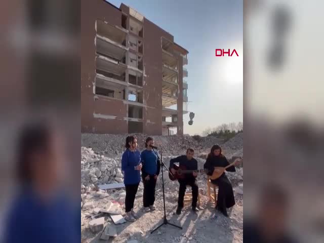 HATAY'da öğrenciler depremde hayatını kaybedenleri andı