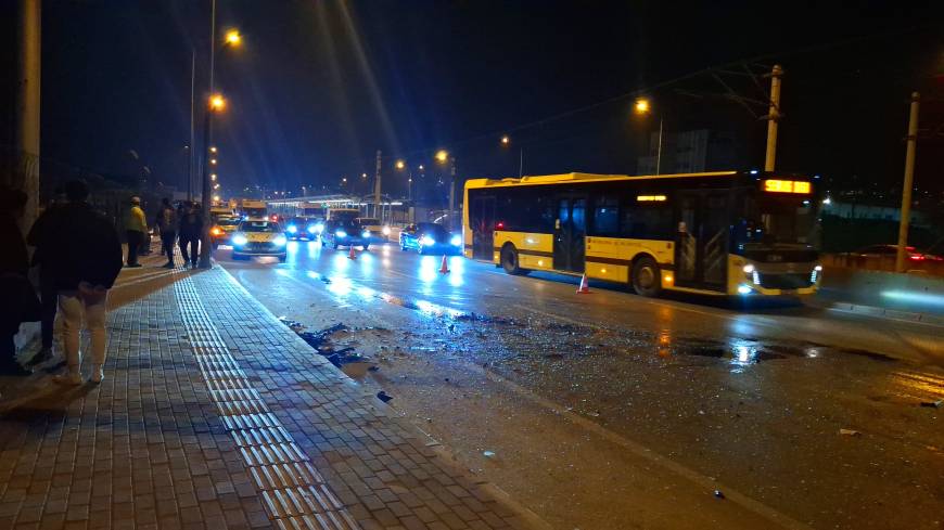 Bursa'da otomobil, halk otobüsüne çarptı: 10 yolcu yaralı 