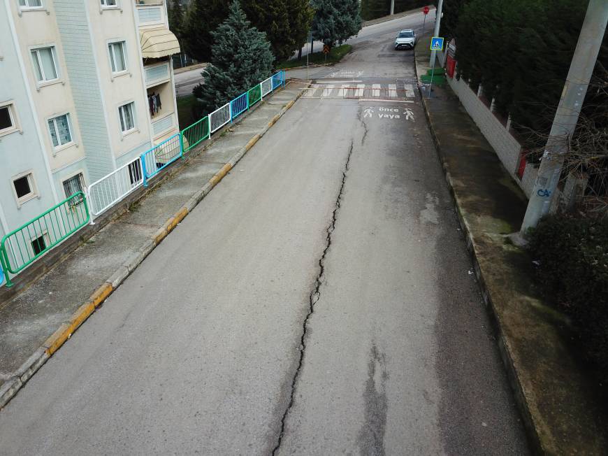 Kar yağışından sonra yarık büyüdü, istinat duvarında dökülme oldu; yolu trafiğe kapattılar/Ek fotoğraflar