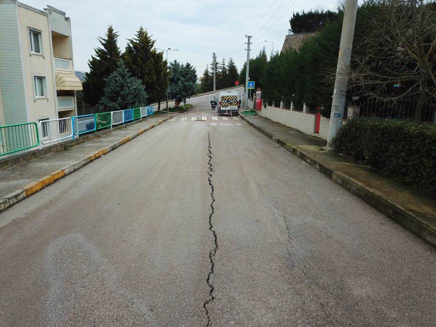 Kar yağışından sonra yarık büyüdü, istinat duvarında dökülme oldu; yolu trafiğe kapattılar