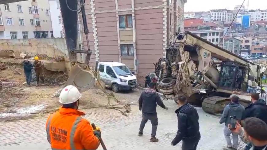 İstanbul - Kağıthane’de fore kazık makinesini çeken halat koptu: 1'i öğrenci 2 kişi yaralandığı kaza kamerada 