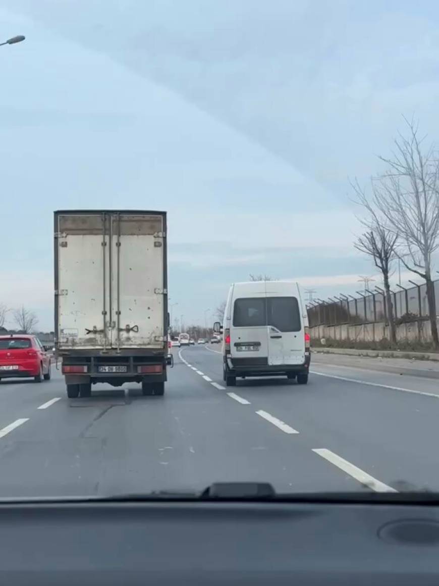 İstanbul- Sultangazi'de sürücülerin yol verme tartışması