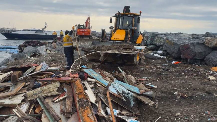 İstanbul- Avcılar Sahili'ndeki tekne enkazları kaldırıldı