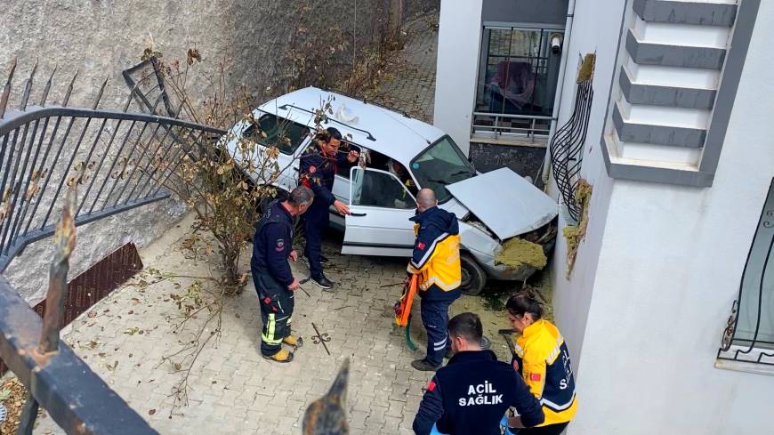 Otomobil, yol ile apartman arasındaki boşluğa düştü