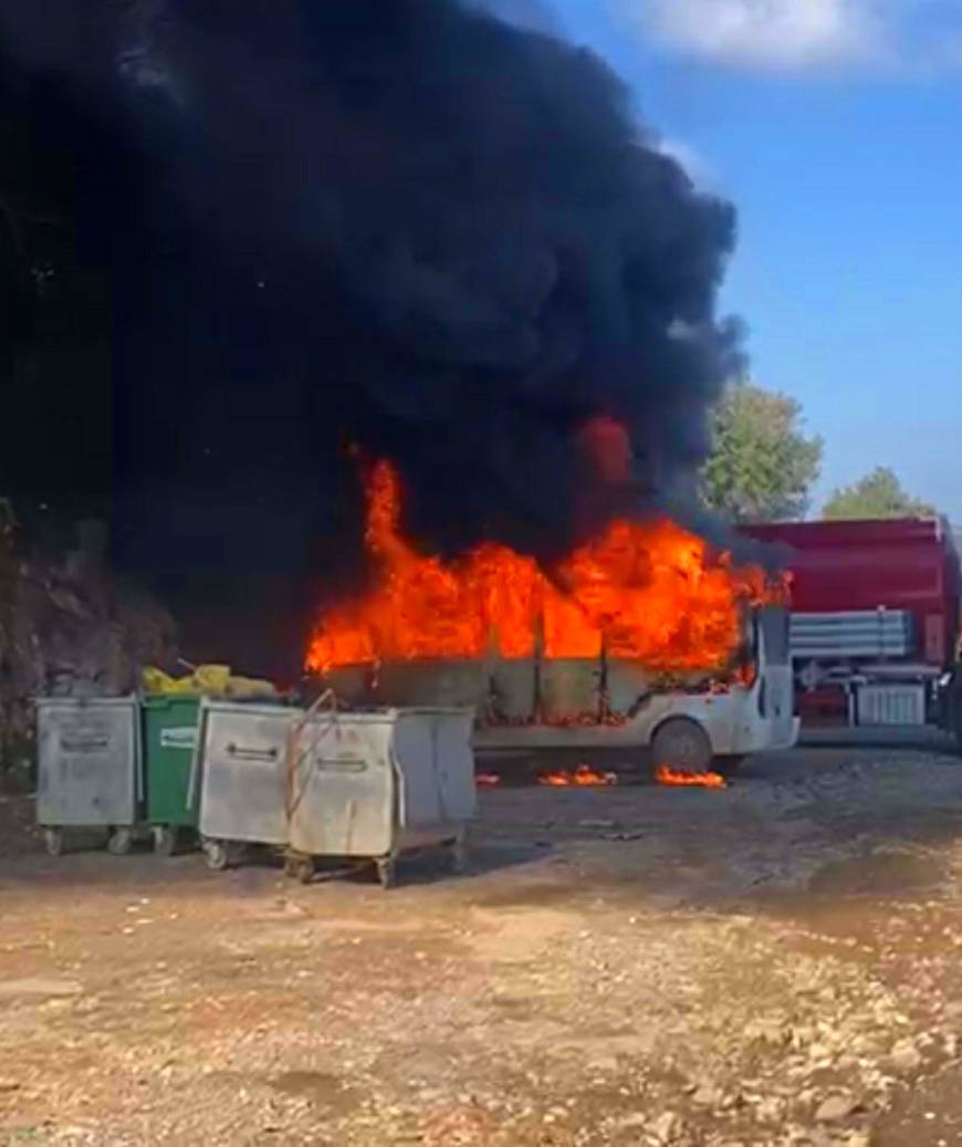 Bodrum'da minibüs alev alev yandı