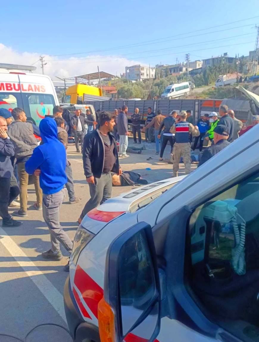 Hatay'da minibüs ile TIR çarpıştı; 6 ölü, 8 yaralı
