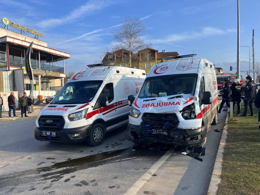 Ağır yaralı hamile kadını taşıyan ambulans ile hafif ticari araç çarpıştı: 5 yaralı/ Ek fotoğraflar