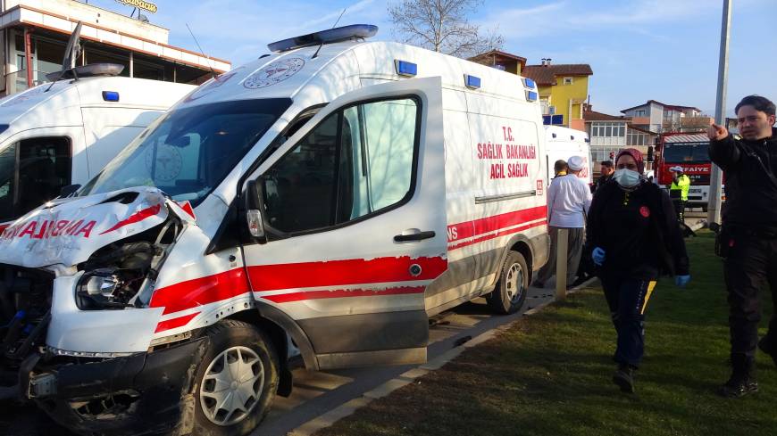 Ağır yaralı hamile kadını taşıyan ambulans ile hafif ticari araç çarpıştı: 5 yaralı