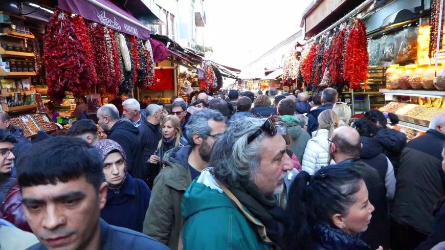 İstanbul- Eminönü'nde iftar alışverişi yoğunluğu
