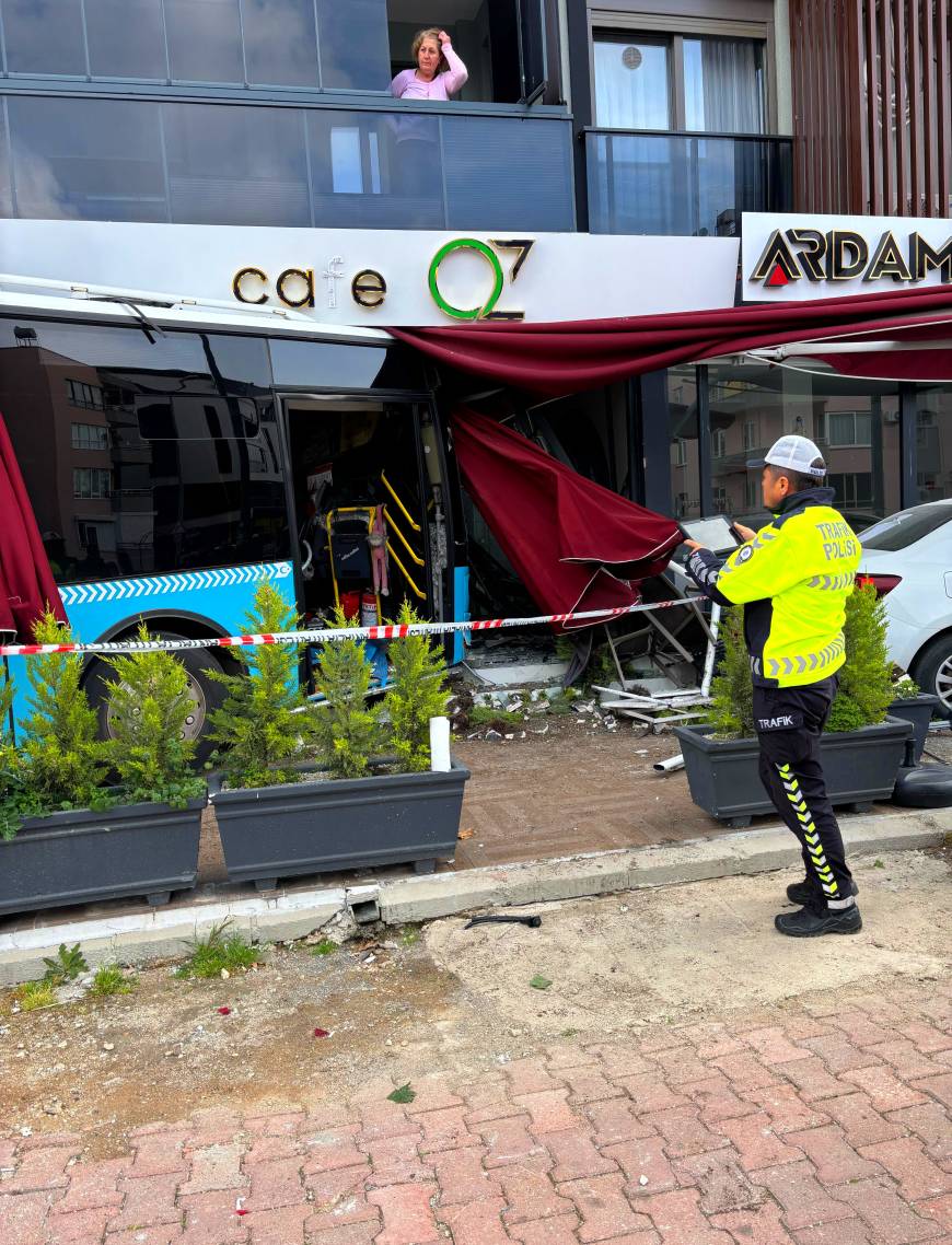 Halk otobüsü park halindeki araçlara çarpıp, kafeye girdi; 4 yaralı