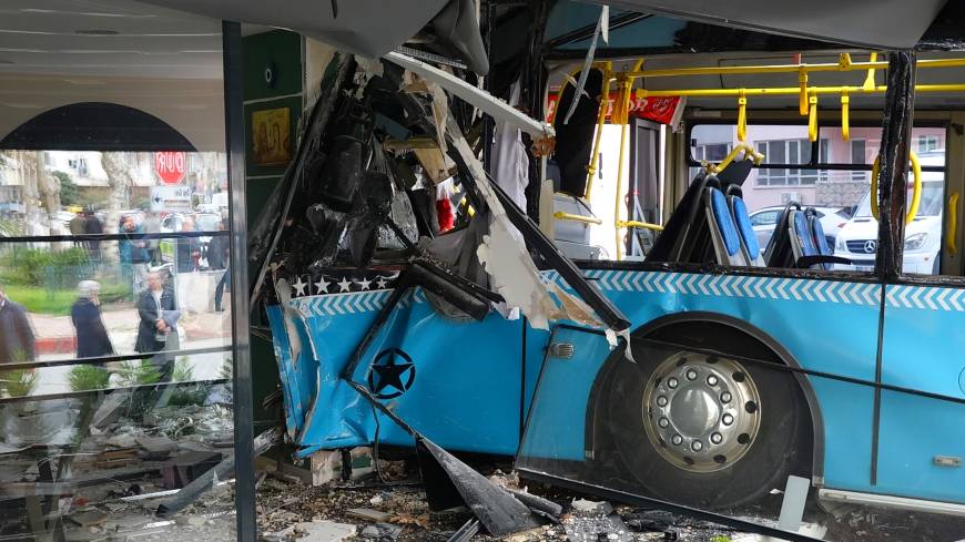 Halk otobüsü park halindeki araçlara çarpıp, kafeye girdi; 4 yaralı / Ek fotoğraflar