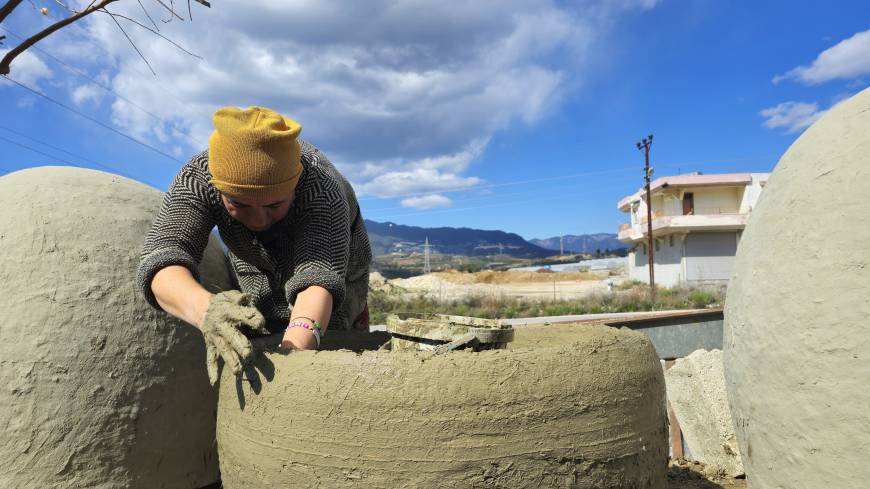 Hatay'da kadınlar, çamurlu elleriyle toprak tandır yapıyor