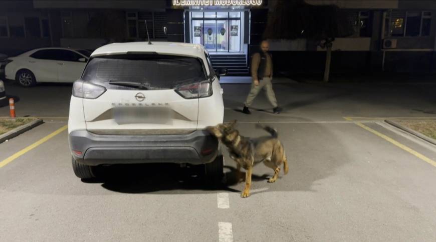 Otomobilin arka koltuğundaki uyuşturucuyu 'Mailo' buldu