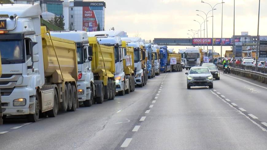 İstanbul- Döküm sahası değiştirilen hafriyat kamyon şoförleri D-100'de eylem yaptı 