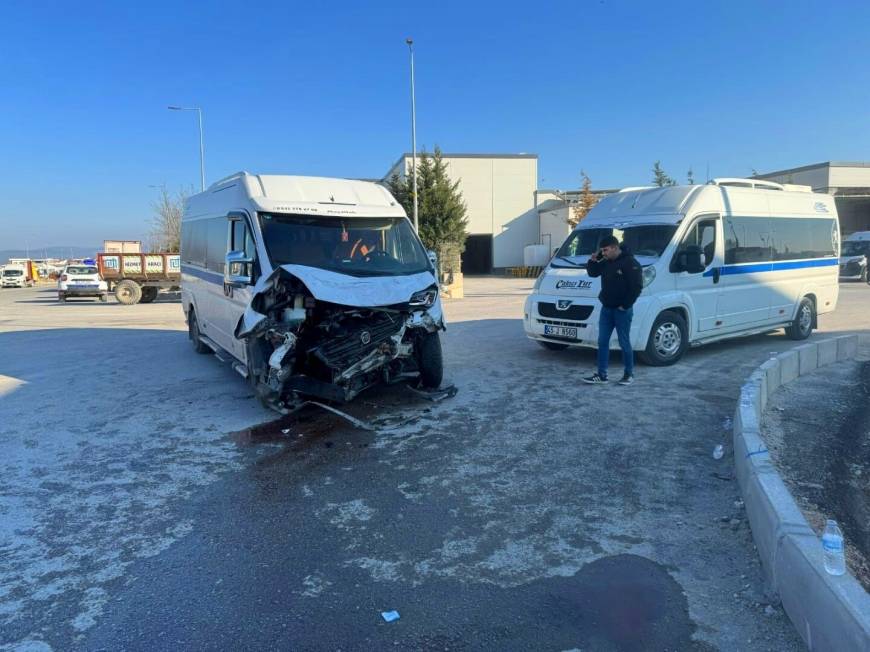 Manisa'da iki servis minibüsü çarpıştı: 19 yaralı