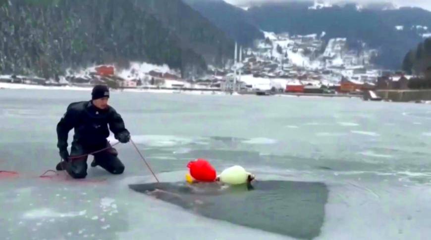 Jandarma SAK Timi’nden Uzungöl’de buz altı dalış tatbikatı