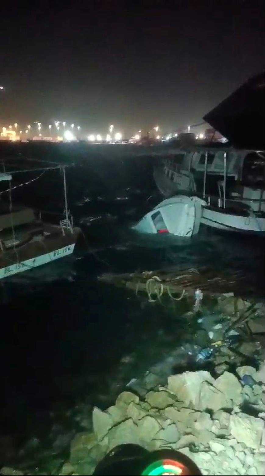 Hatay'da fırtına; tekneler alabora oldu, ağaçlar devrildi