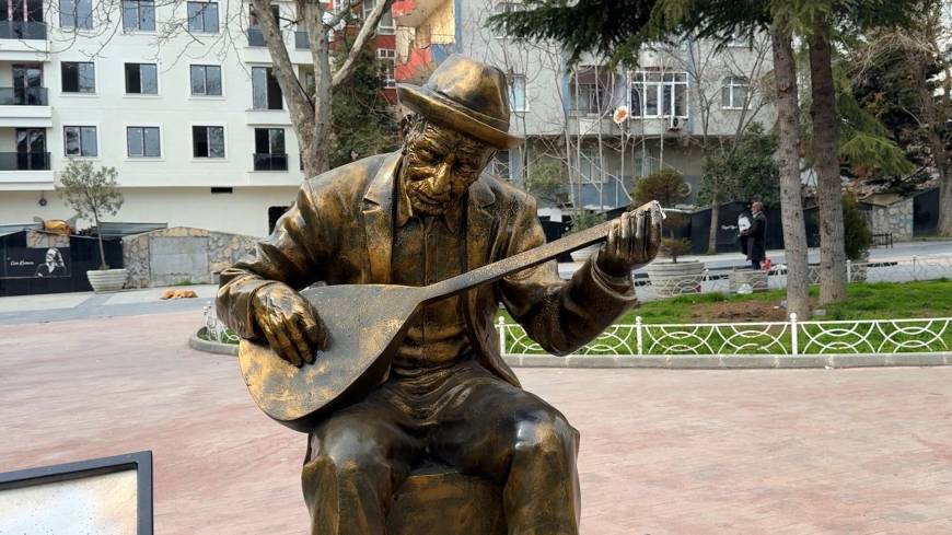 İstanbul- Avcılar'da Aşık Veysel heykelinin sazını yine kırdılar