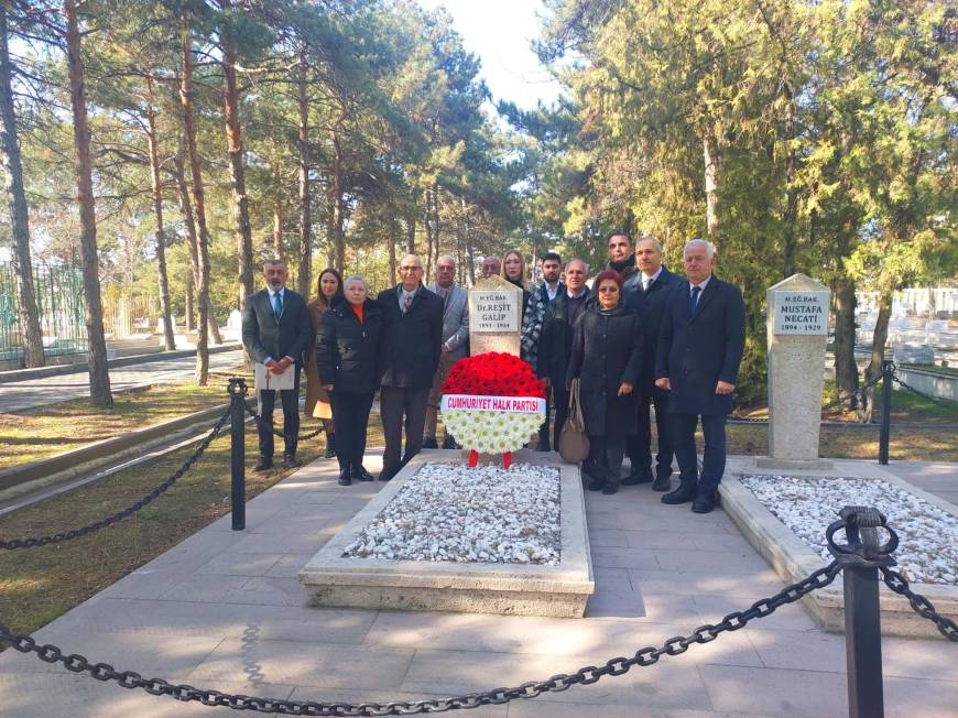 CHP heyeti, eski bakan Reşit Galip'i kabri başında andı