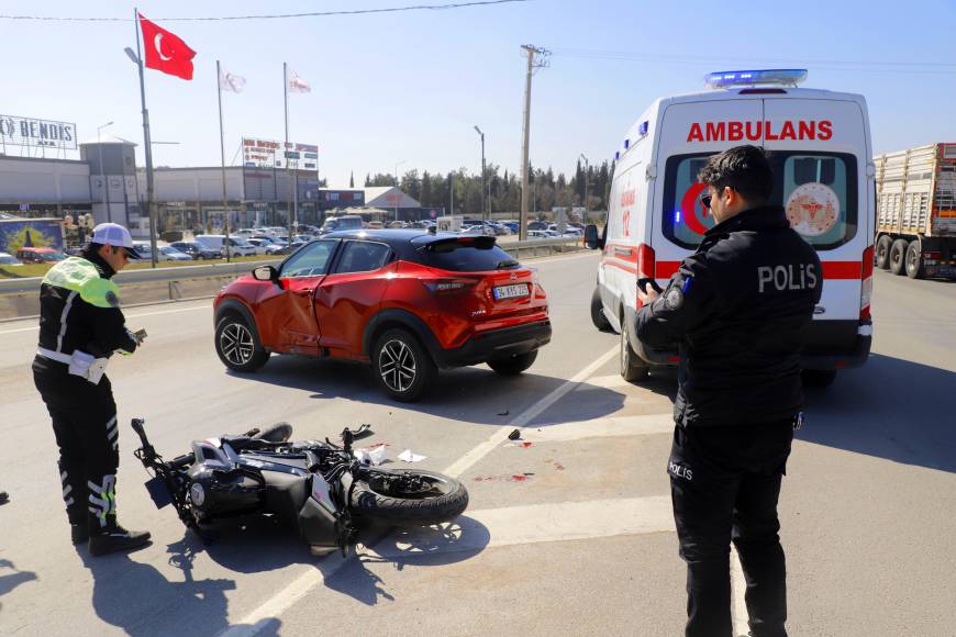 Otomobille çarpışan motosikletin ehliyetsiz ve kasksız sürücüsü ağır yaralandı