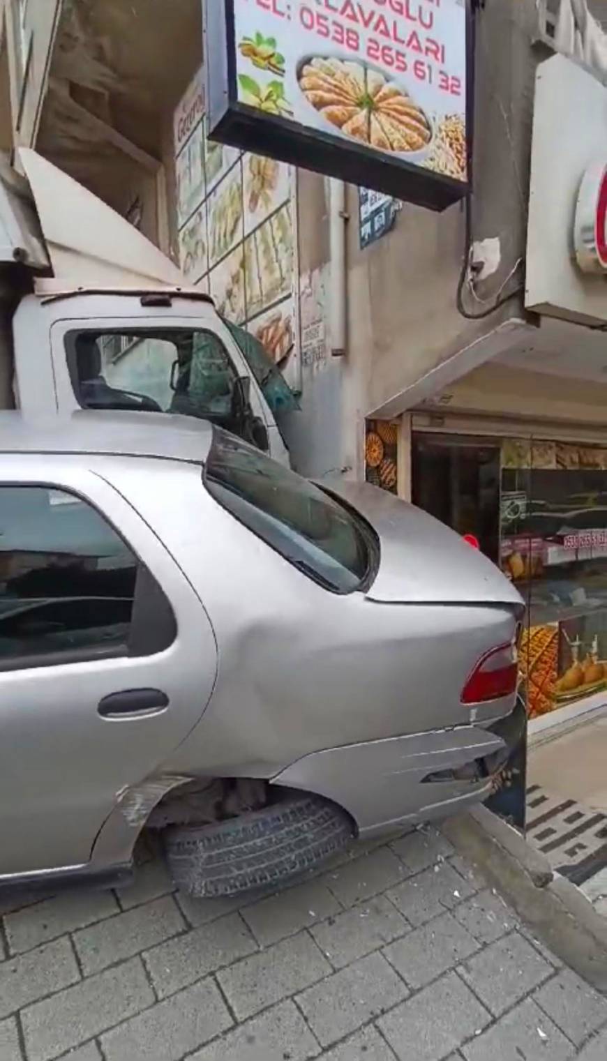 İstanbul- Sultangazi'de yokuş aşağı kayan kamyon baklavacıya girdi