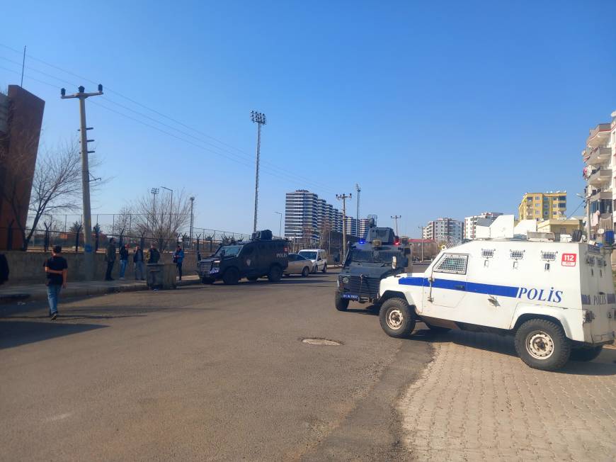 Diyarbakır’da, tartıştığı husumetlisini silahla yaraladı