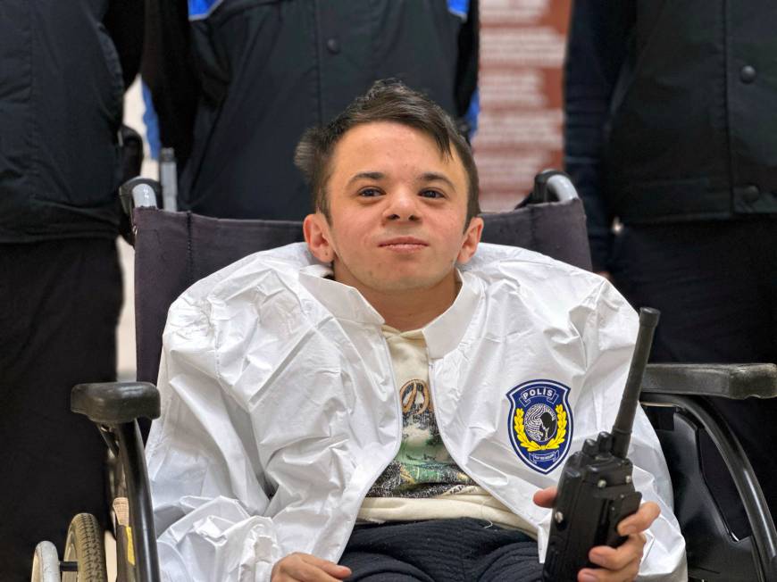 Cam kemik hastası Emre'nin polislik hayali, bir günlüğüne gerçek oldu