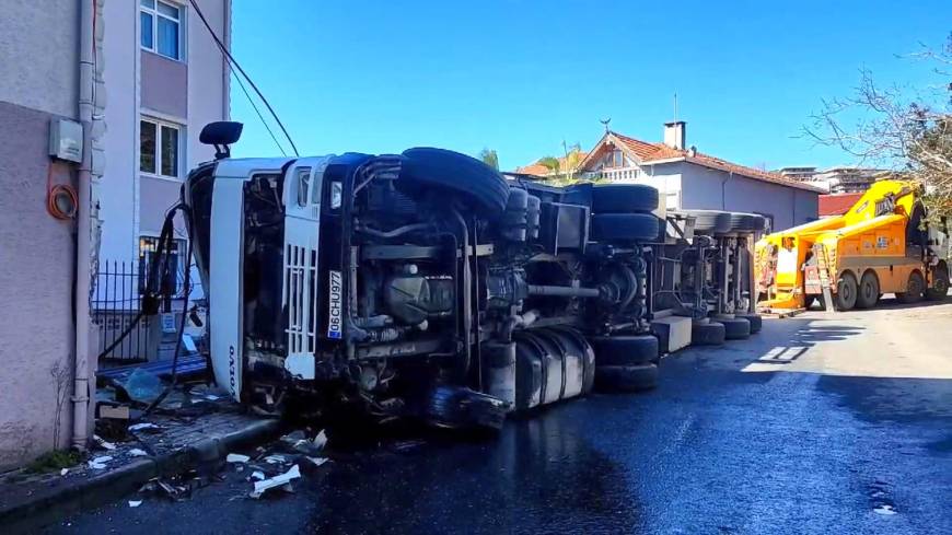 İstanbul - Sarıyer'de freni arızalanan TIR yan yattı; şoför yaralandı 