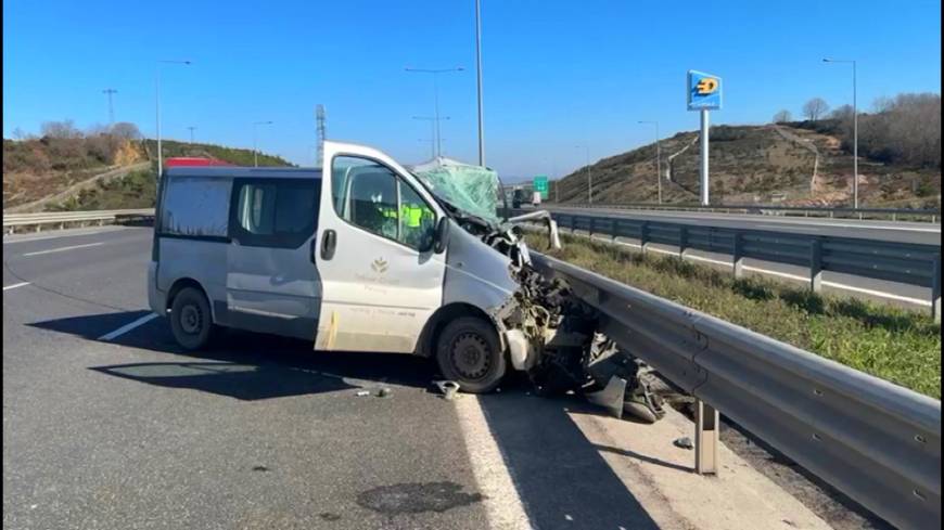 İstanbul - Tuzla'da hafif ticari araç TIR'a çarptı: 1 ölü, 1 yaralı