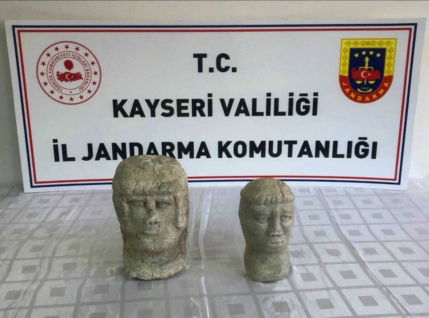 Kayseri'de Roma ve Bizans dönemine ait olduğu değerlendirilen 2 heykel ele geçirildi