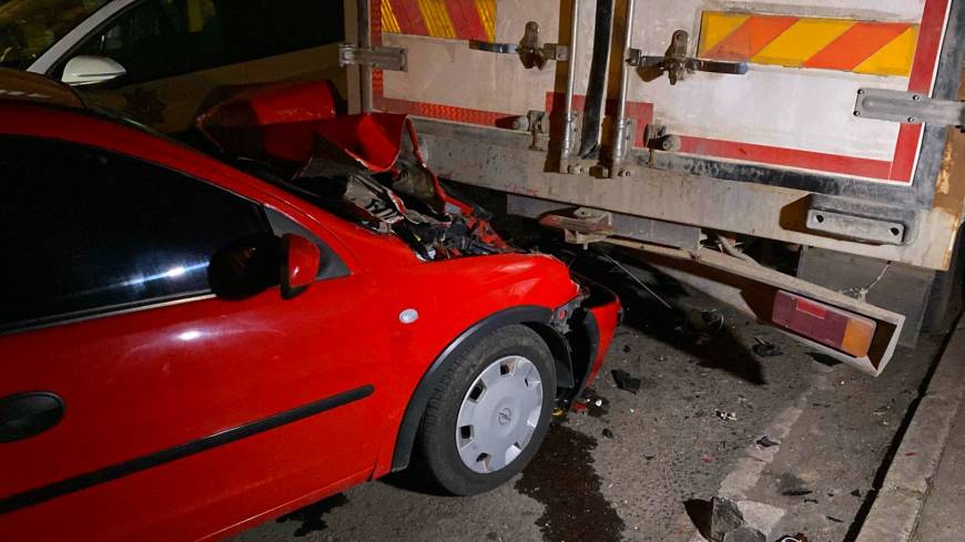 Ehliyetsiz ve alkollü sürücü, kullandığı otomobille kamyona çarptı: 5 yaralı