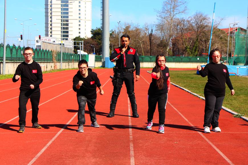 Polis memuru, özel çocukları atletizm şampiyonalarına hazırlıyor