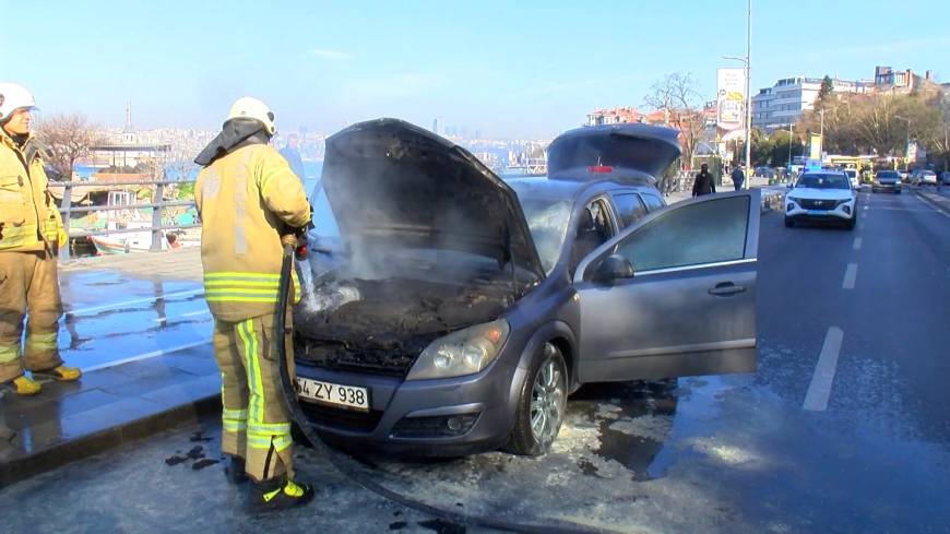 İstanbul - Üsküdar Sahilyolu'nda otomobil alev alev yandı; sürücü gözyaşlarıyla izledi 