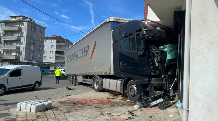 Dükkana çarpan TIR'ın şoförü yaralandı