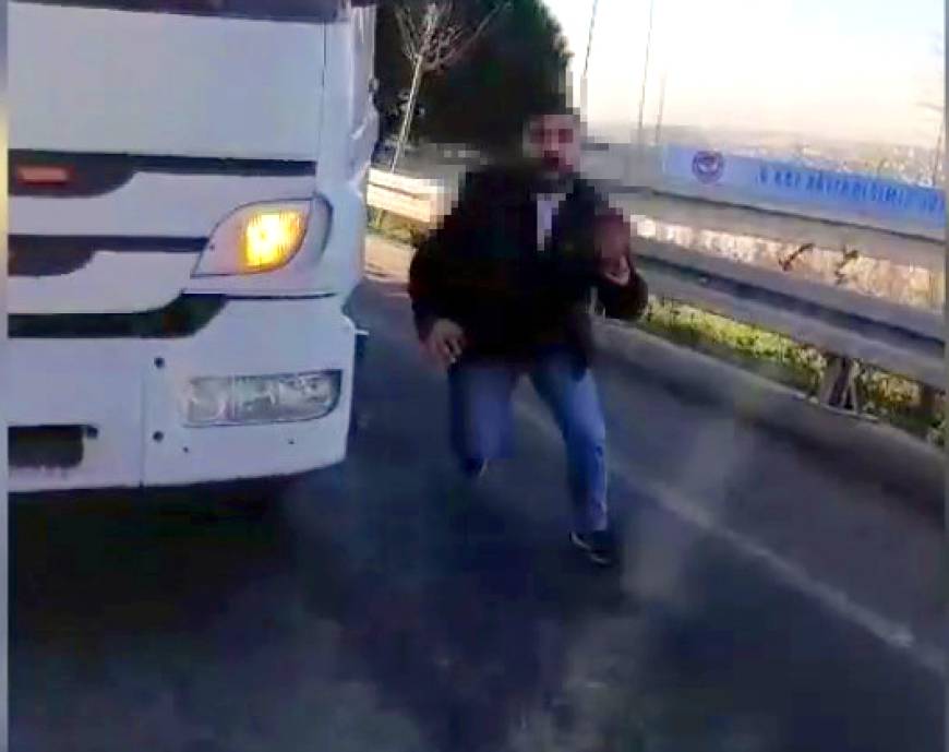 İstanbul - Avcılar’da trafikte tornavidalı kavga kamerada 