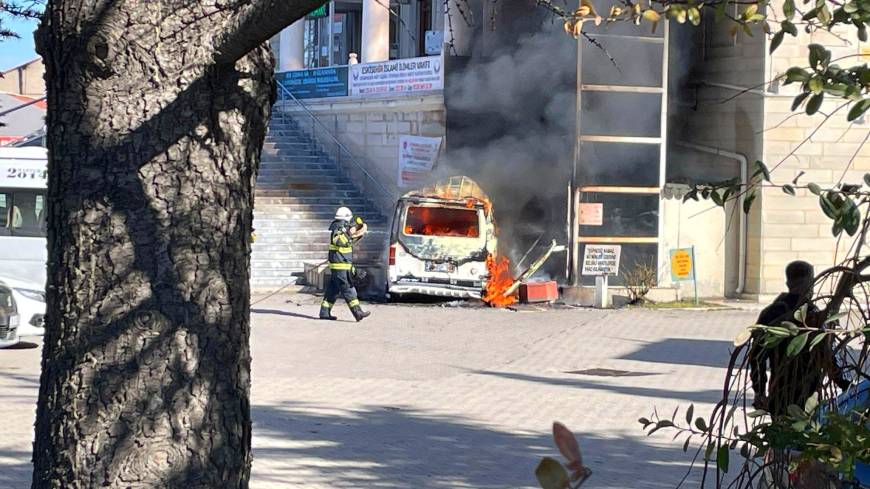 Yangın çıkan hafif ticari araçtaki 4 çocuk, kendi imkanlarıyla kurtuldu