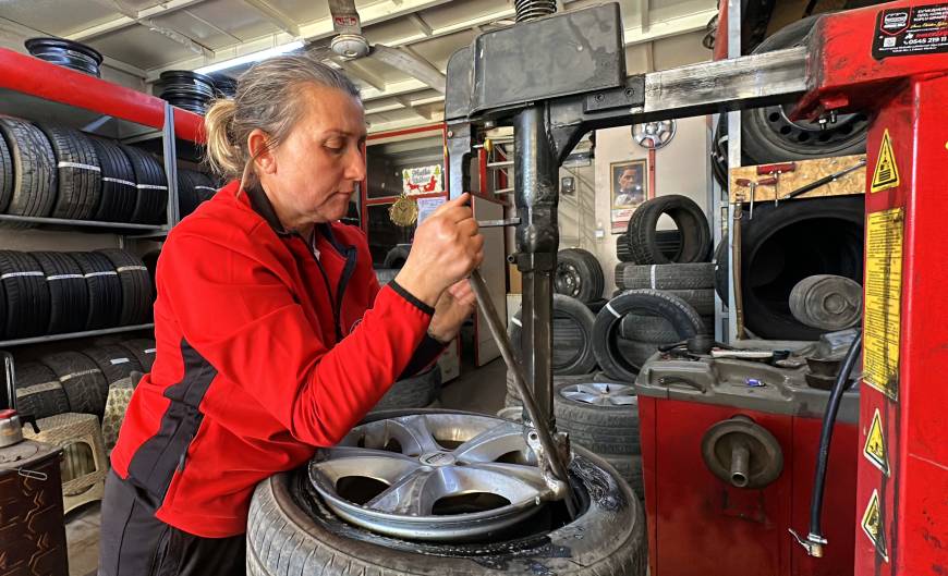 Kanseri yenen Remziye, lastik tamirciliği yapıyor