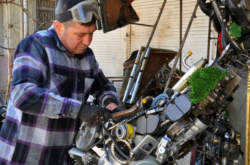 Heykeltıraş oto yedek parçaları ile yapay çimi birleştirip heykel yaptı