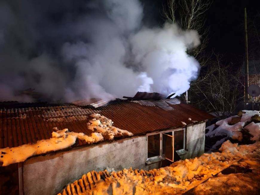 Sobadan çıkan yangında tek katlı ev küle döndü