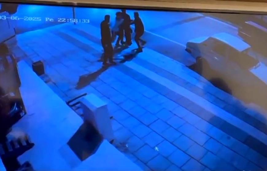 İki grup arasındaki kavgada boynundan bıçaklandı; o anlar kamerada