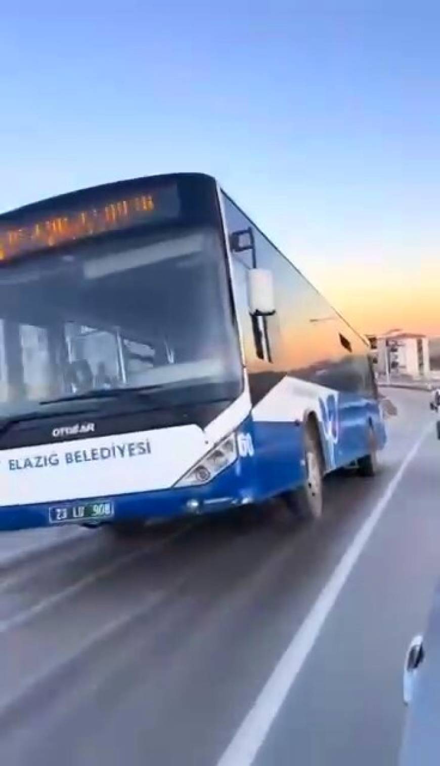 Elazığ'da arızalanan otobüs, trafikte tek tekeri havada ilerledi