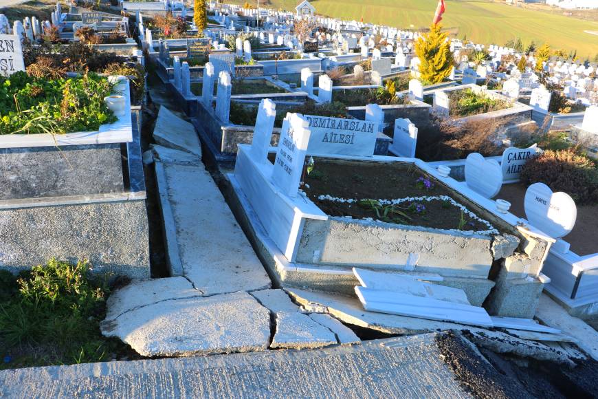 Samsun’da heyelanda mezarlar hasar gördü